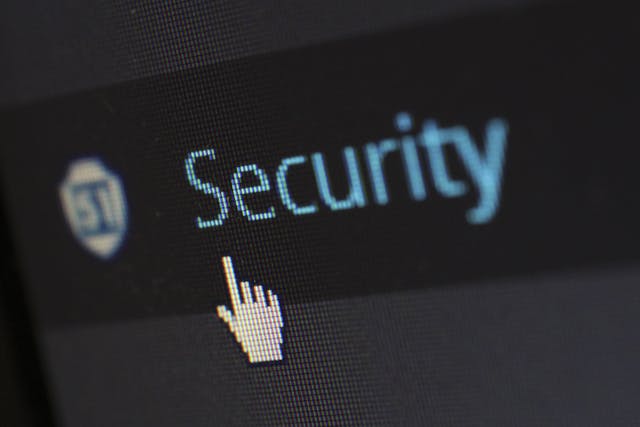  En la pantalla de un ordenador aparece la palabra "Seguridad".