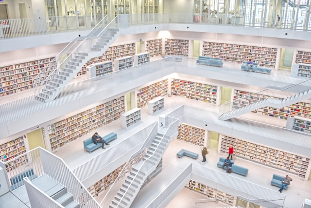 Uma biblioteca enorme, de vários andares.