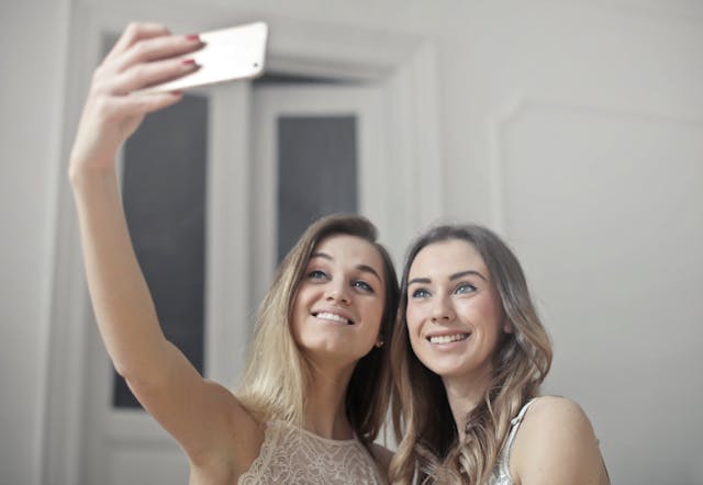Duas mulheres tiram uma selfie juntas.