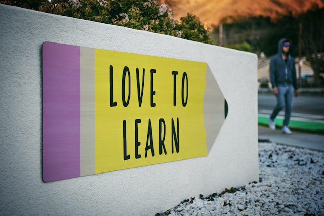 A pencil design on a wall with the words, “Love to learn.”